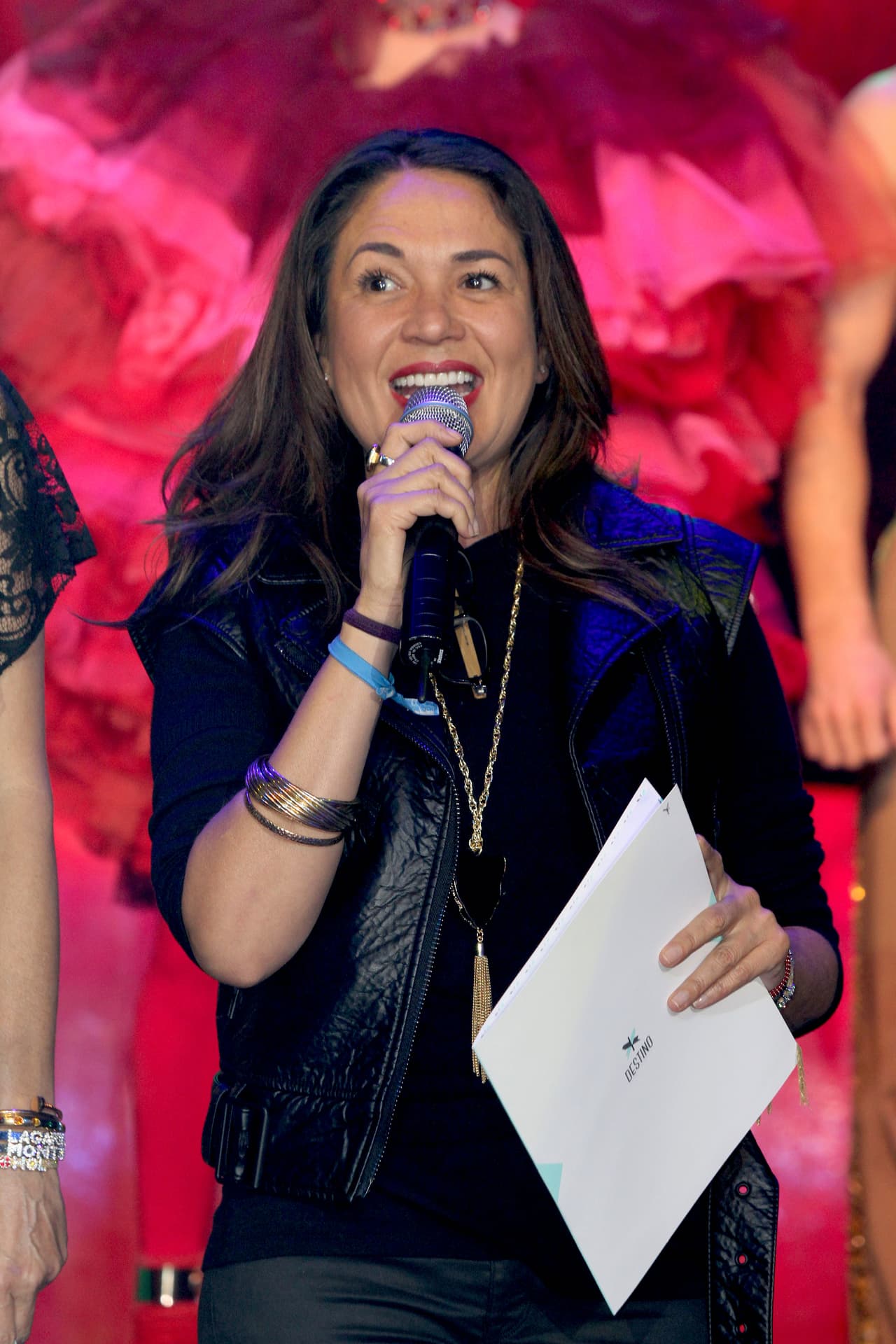 Luego de que el hijo mayor de la actriz dijo que Yolanda Andrade quería "colgarse" de la fama de él y su mamá, la presentadora lo retó: "Si yo estoy diciendo una mentira o estoy levantando un falso,
<b><a href="https://www.univision.com/famosos/si-estoy-diciendo-una-mentira-que-me-demande-yolanda-andrade-reta-a-cristian-sobre-la-supuesta-golpiza-a-veronica-castro-fotos" target="_blank">que me demande Cristian</a></b>, y vamos al hospital, vamos con el doctor y se lo compruebo", dijo a
<b><a href="https://www.tvnotas.com.mx/noticias-espectaculos-mexico/yolanda-andrade-da-la-cara-cristian-castro-es-un-cobarde-si-le-pego-su" target="_blank">TVNotas</a></b> el 30 de junio.
<br>