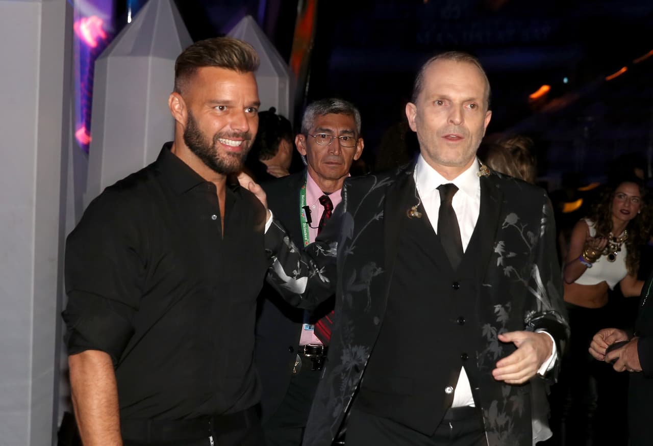 En 2013 Miguel Bosé acaparó las miradas desde su llegada, aquí posó junto a su amigo Ricky Martin.