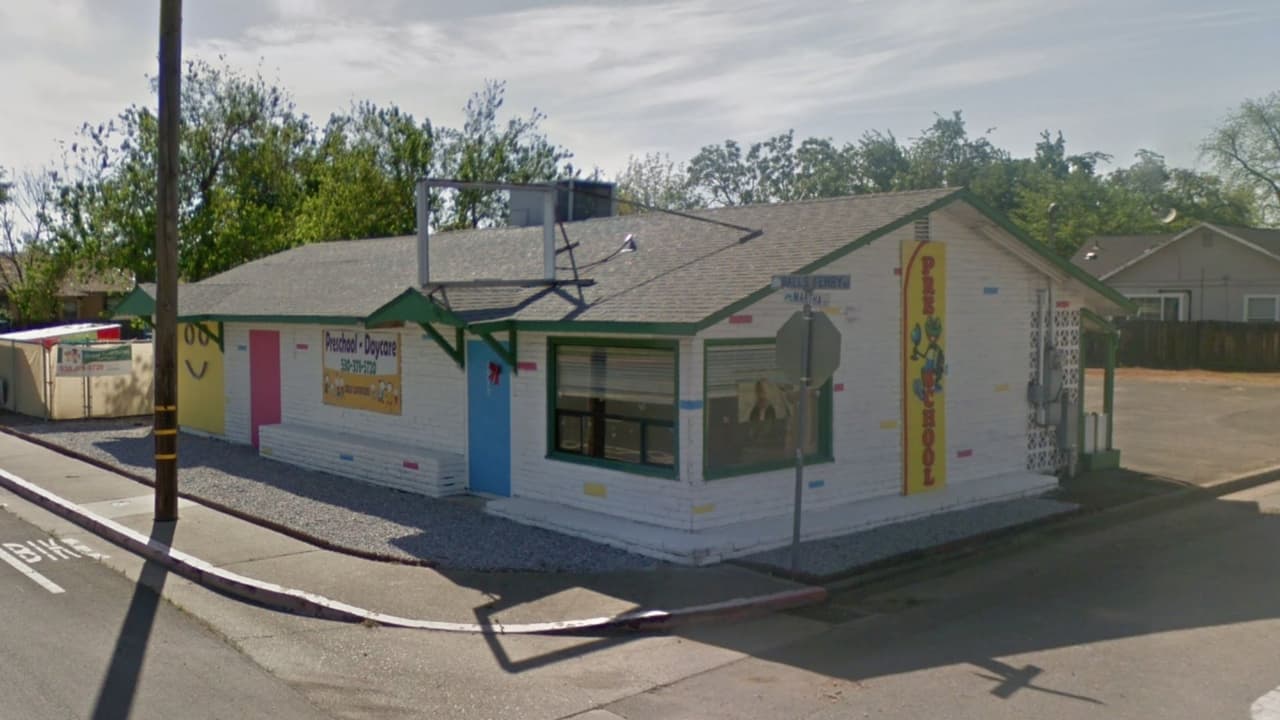 Al menos 14 niños quedan hospitalizados después de que un auto chocara contra una escuela en Anderson