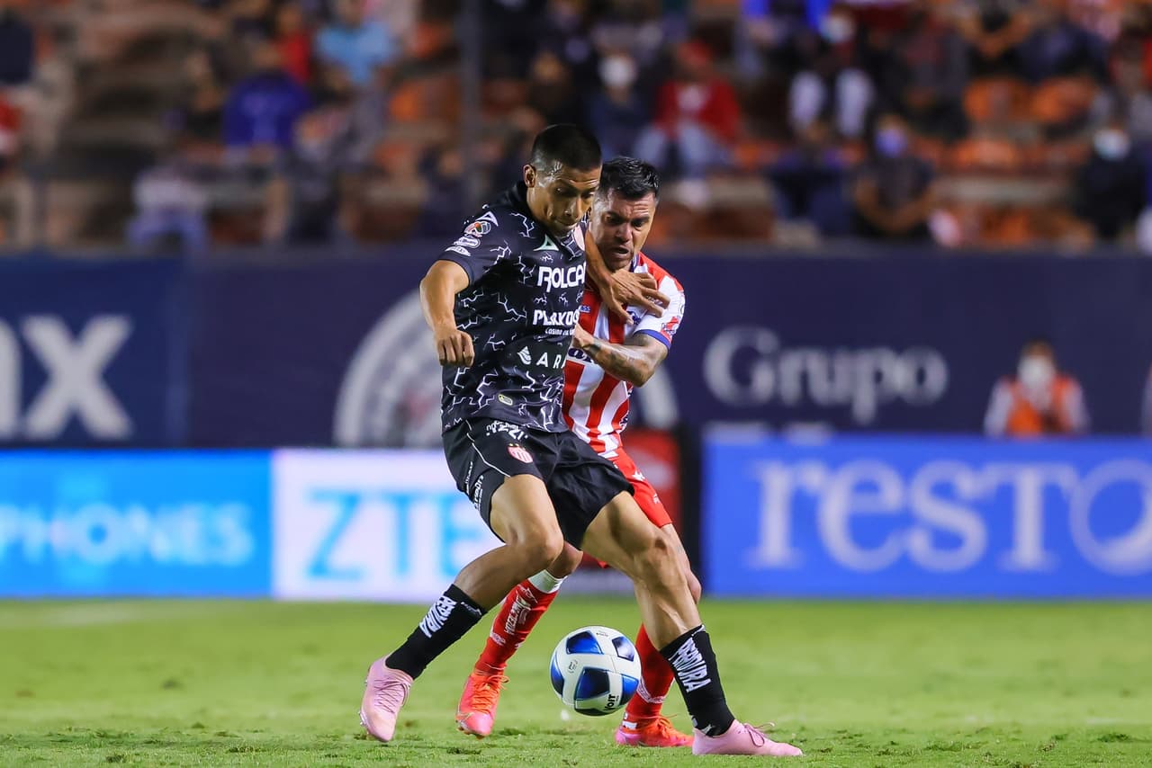 Unai Bilbao y Alex Zendejas logran batir la portería de Marcelo Barovero y le dan la victoria 0-2 a Necaxa.