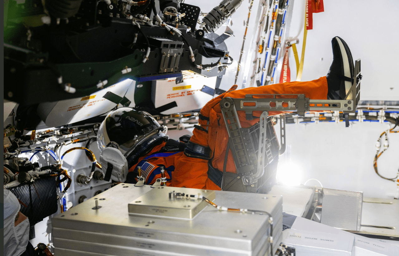 En la misión Artemis I no viajarán astronautas, pero sí lo harán unos maniquíes cubiertos con sensores para
<b>medir el efecto de la radiación espacial en el cuerpo humano</b>. En la imagen puede verse el
<b>"Moonkin Campos</b>", nombrado en honor a Arturo Campos, un ingeniero eléctrico que jugó un papel clave en el regreso seguro a la tierra de la misión Apollo 13. Ocupa -está atado- el asiento del comandante y tiene tamaño humano.