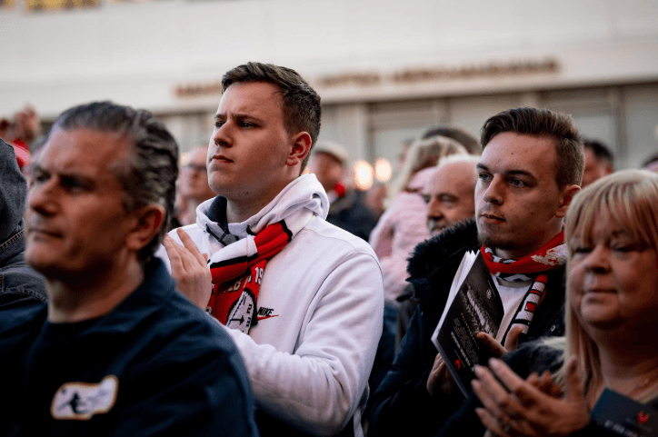 Jugadores, exjugadores, directivos, aficionados, entrenadores y familiares de las víctimas acudieron al Memorial para mostrar sus respetos por los ocho fallecidos en 1958.