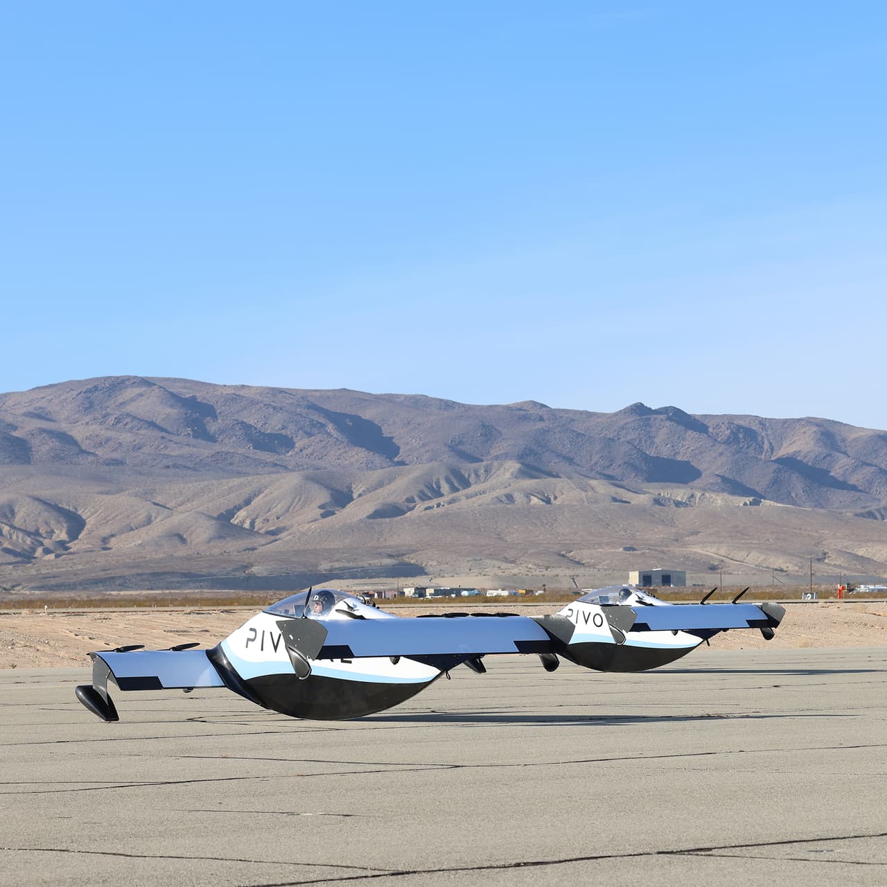 <b>Ofrece una vista panorámica de 270° y operación silenciosa</b>, ideal para la exploración recreativa y conexión con el entorno natural.