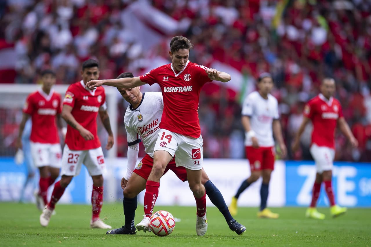 Toluca y las Chivas dividen puntos en un partido con emociones y polémica arbitral.