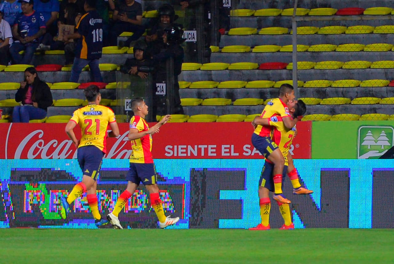 Monarcas reaccionó y llegó al empate gracias al peruano Edison Florez (derecha) que celebró con sus compañeros al minuto 31.