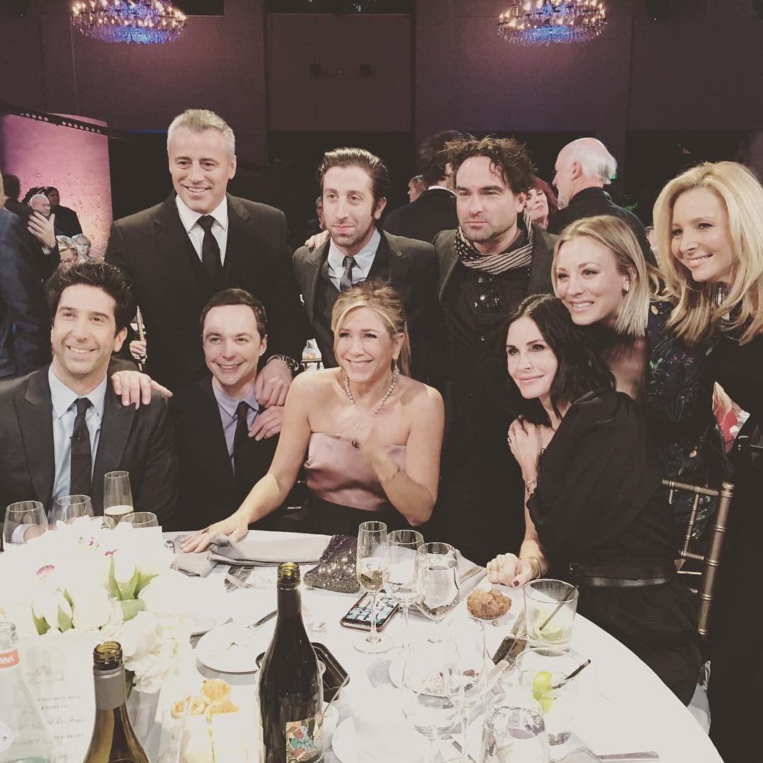 El año pasado se realizó una tan esperada reunión de 'Friends'. La actriz Kaley Cuoco de 'The Big Bang Theory' compartió esta imagen junto a Jennifer Aniston, Courteney Cox , Lisa Kudrow , Matt LeBlanc y David Schwimmer.