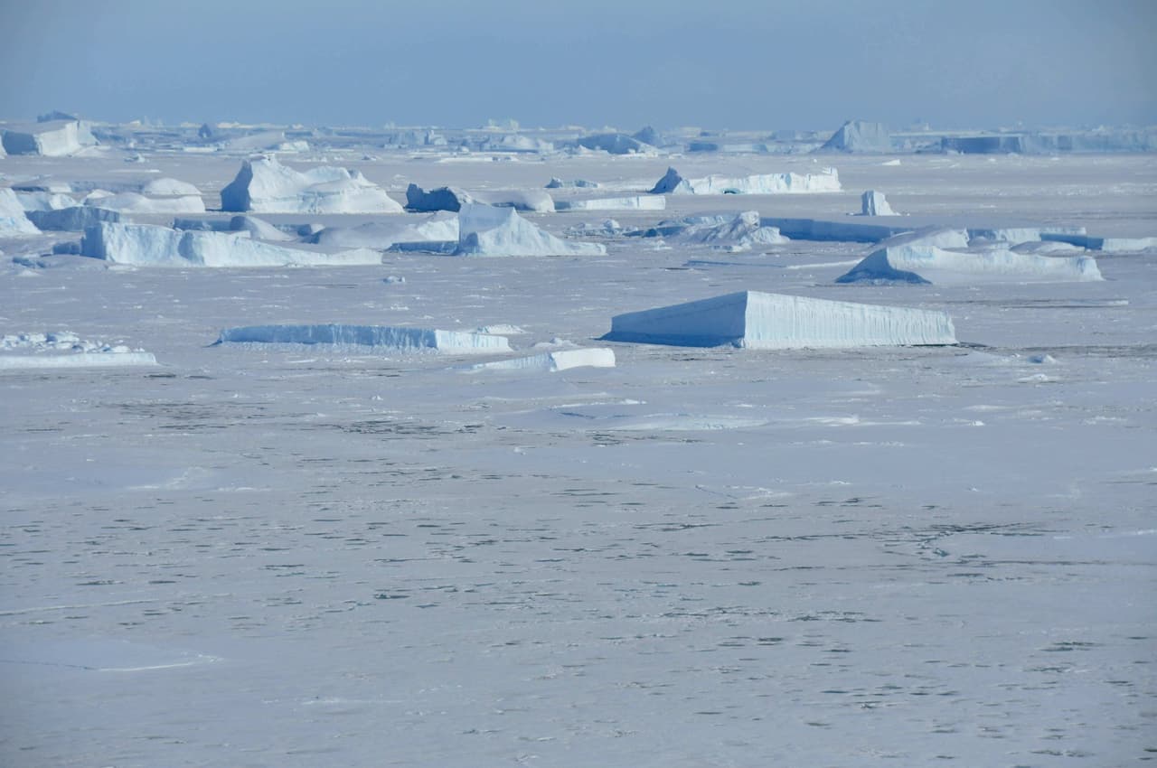 Una vista de las partes destrozadas de la plataforma de hielo Wilkins, frente a la Península Antártica.