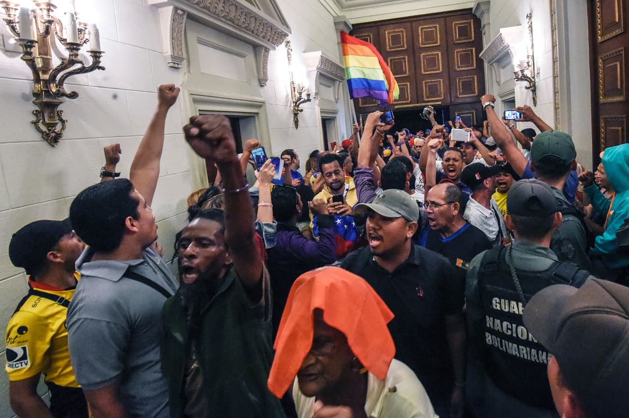 La interrupción duró cerca de media hora. La tensión política en Venezuela se ha intensificado desde que el tribunal supremo de justicia, que apoya al gobierno nacional, ordenó suspender el proceso constitucional de referendo que revocaría al presidente Maduro.