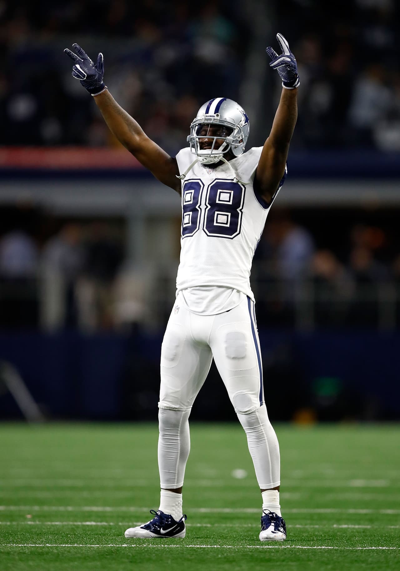 Dez Bryant regresó a los niveles a los que nos tiene acostumbrados al sumar 61 de las 93 yardas por aire de los Cowboys en 5 recepciones.