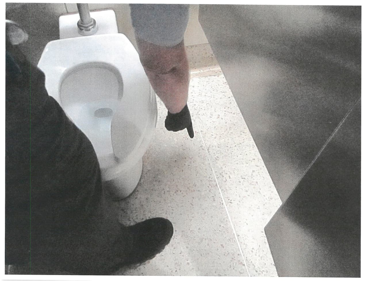 En este baño encontraron marcas que llevan a pensar a la autoridades que el parto ocurrió en este lugar.