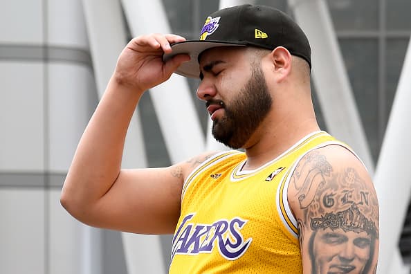 El llanto espontáneo y sentido como el de Gennesys Cabral fue la reacción que tuvieron cientos de
<a href="https://www.univision.com/local/los-angeles-kmex/era-mi-heroe-mi-idolo-asi-recuerdan-los-fanaticos-de-los-la-lakers-a-kobe-bryant-video">fanáticos en Los Ángeles</a> tras enterarse de que
<a href="https://www.univision.com/local/los-angeles-kmex/cinco-muertos-tras-colapso-de-helicoptero-en-las-montanas-de-malibu">Kobe Bryant</a> habría muerto en un súbito accidente aéreo el domingo 26 de enero de 2020.
<br>