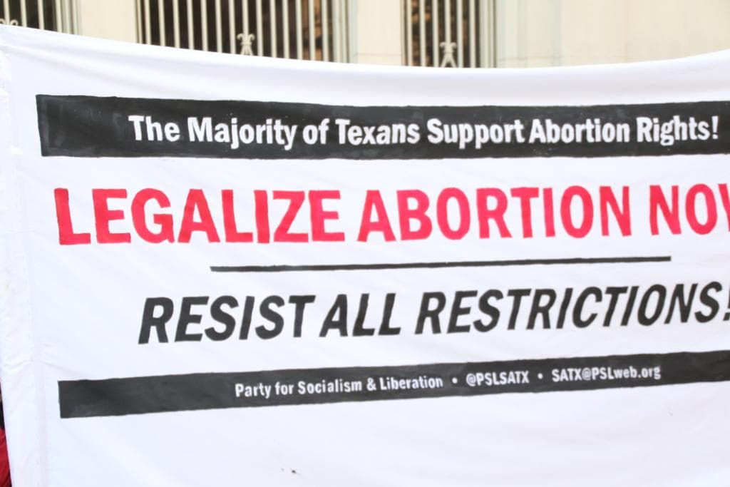 Marchan a favor del derecho al aborto en San Antonio.