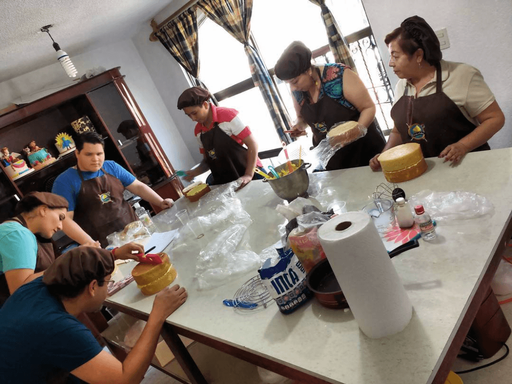 Sin embargo, su pasión por la repostería no paró ahí; tiempo después decidió abrir una academia de formación junto a su pareja, para ofrecer y enseñar sus conocimientos a otras personas.
