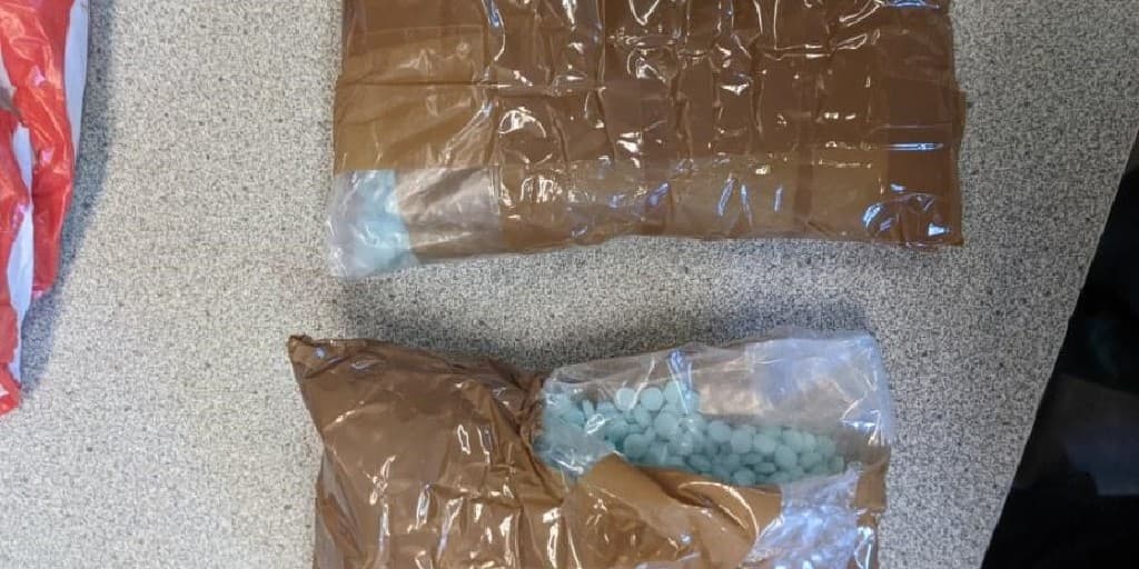 Las autoridades migratorias compartieron la foto de las pastillas de fentanilo incautadas en el punto de revisión.