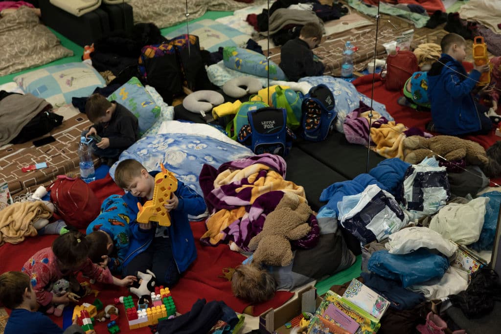 Las familias reciben refugio en el teatro de marionetas de Lviv el 6 de marzo de 2022 en Leópolis, Ucrania.