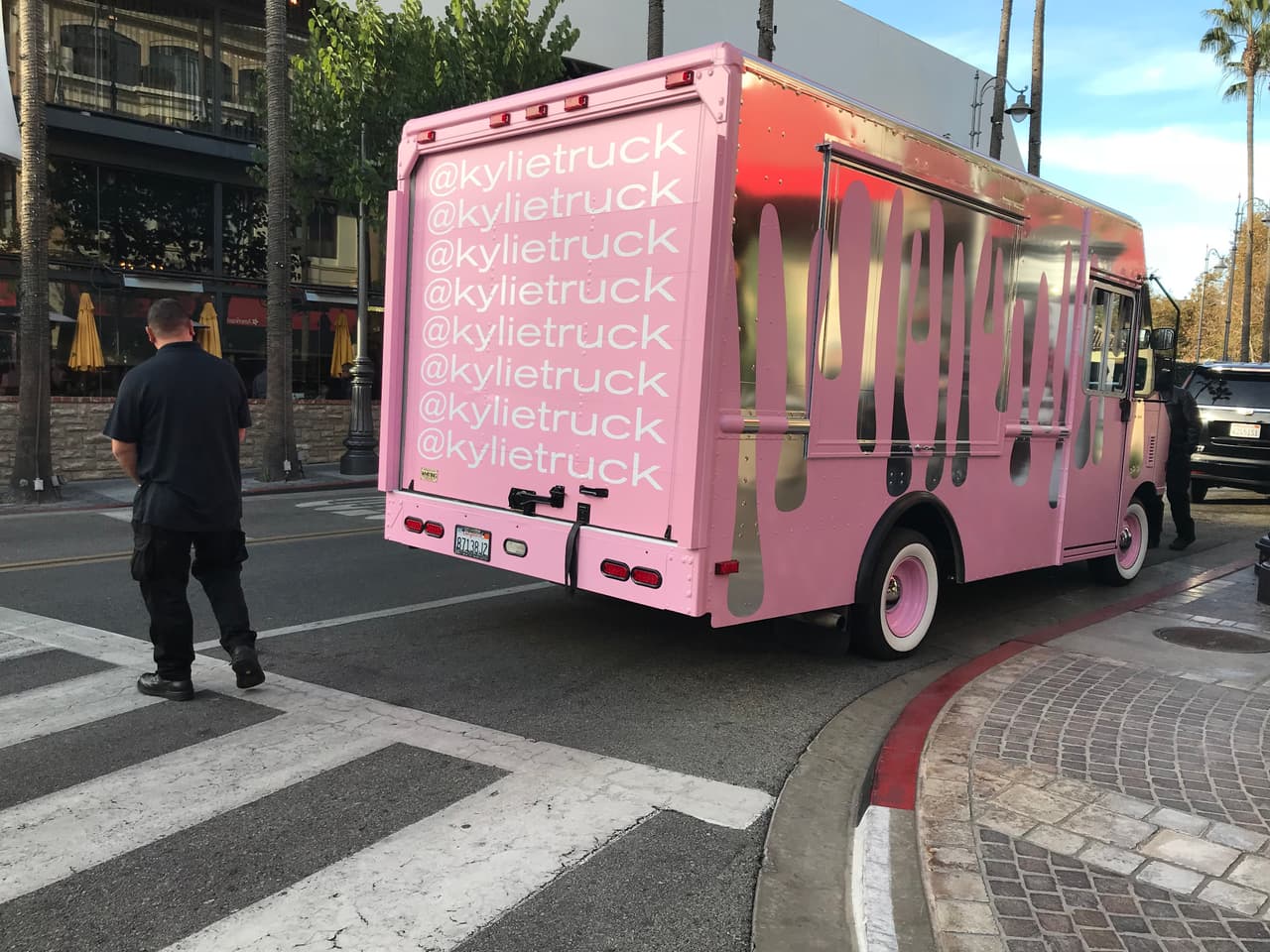 Al parecer Jenner no ha visto imposibles y ahora sigue soñando. Ya tuvo el ‘
<b>Kylie Truck</b>’, llevando sus productos sobre ruedas por Los Ángeles, a ratos estrena tiendas ‘pop-up’ en distintas ciudades estadounidenses, y ahora la ‘entrepreneur’ parece dar pistas de su
<b>próximo proyecto</b>.