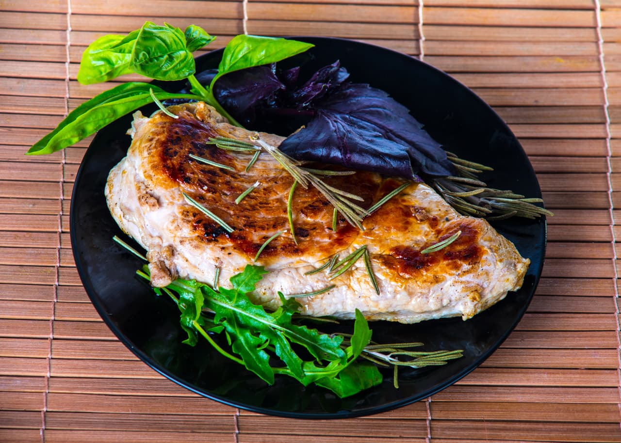 Prepara un rico pollo con queso de cabra y albahaca morada. Necesitas seis pechugas de pollo, 200 g de queso de cabra fresco, un manojo de albahaca morada, una cucharada sopera de orégano fresco, un limón, pimienta negra, sal y aceite de oliva.