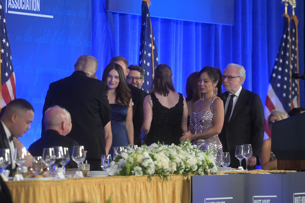 El presidente Donald Trump saluda a miembros del personal del Wall Street Journal galardonados con el premio Katherine Graham al Coraje y la Rendición de Cuentas durante la cena de la Asociación de Corresponsales de la Casa Blanca, celebrada en el hotel Waldorf Astoria de Washington D. C. el viernes 24 de julio de 2026. (Foto AP/Rod Lamkey, Jr.)