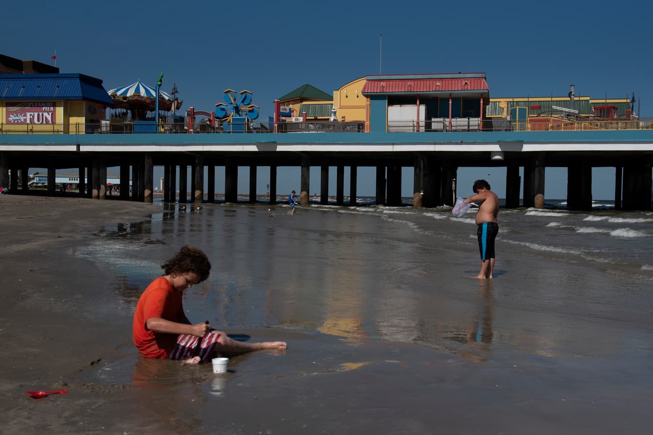 Niños juegan en una playa de Galveston, Texas, tras su reapertura en mayo.