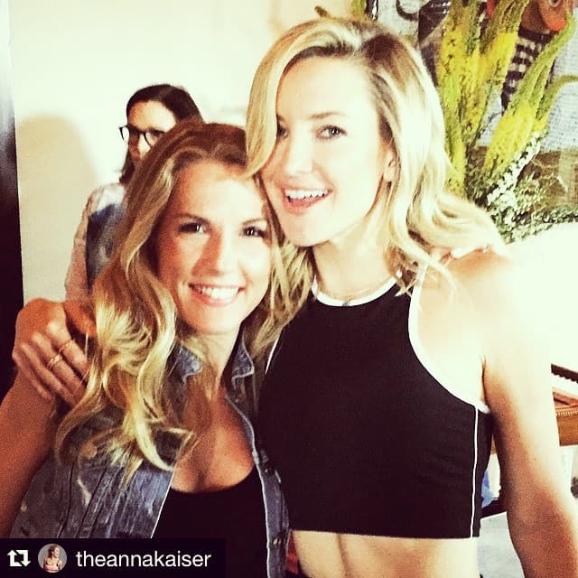 Aquí una foto junto a la guapa Kate Hudson.