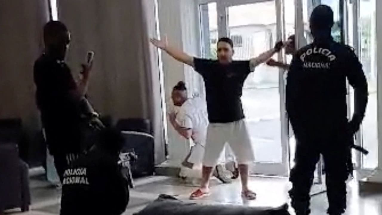 Policías de Guinea Ecuatorial apuntan con armas largas a migrantes deportados por Estados Unidos