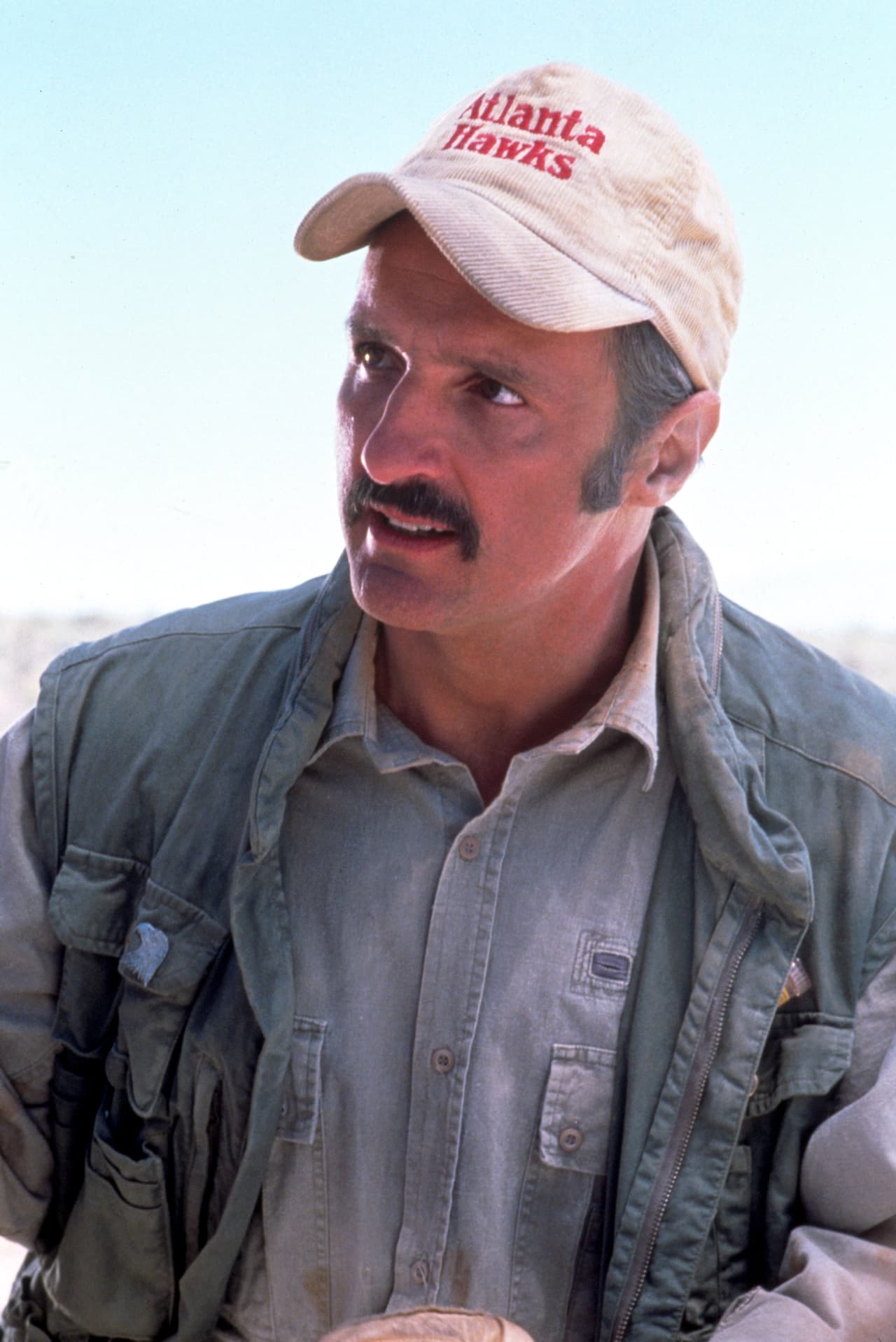 Michael Gross como Burt.