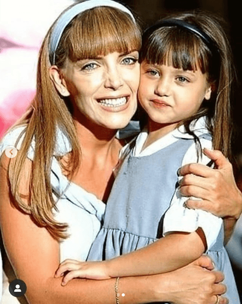 “Volví a ver a mi #Mamá #Marifer muuuuuchos años después. Qué gusto verte después de tanto @laurafloresmx”, escribió al actriz junto a la galería.