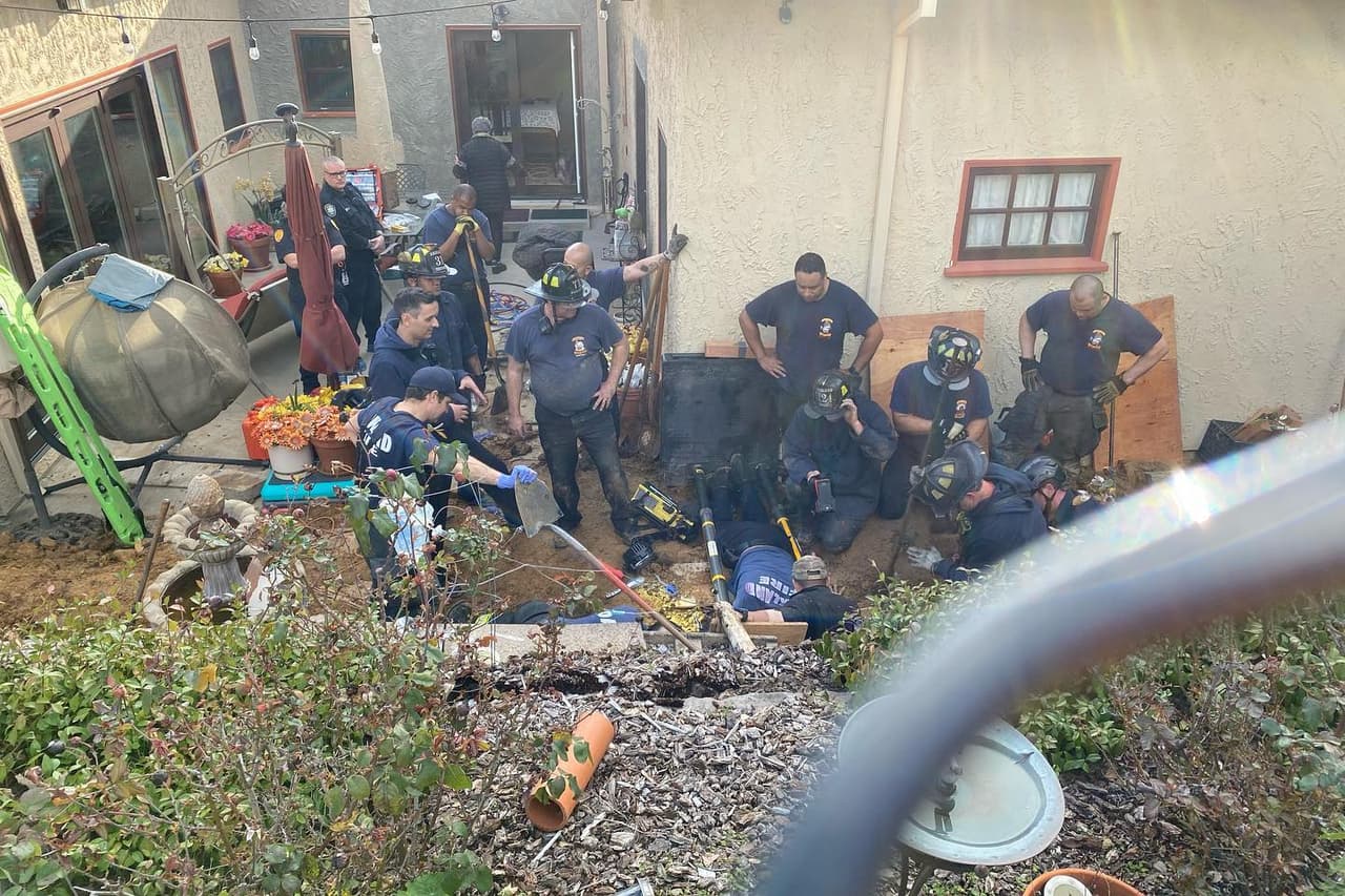 El paciente rescatado fue llevado al hospital con heridas leves y ninguno de los bomberos resultó lesionado en las maniobras de rescate.
<br>