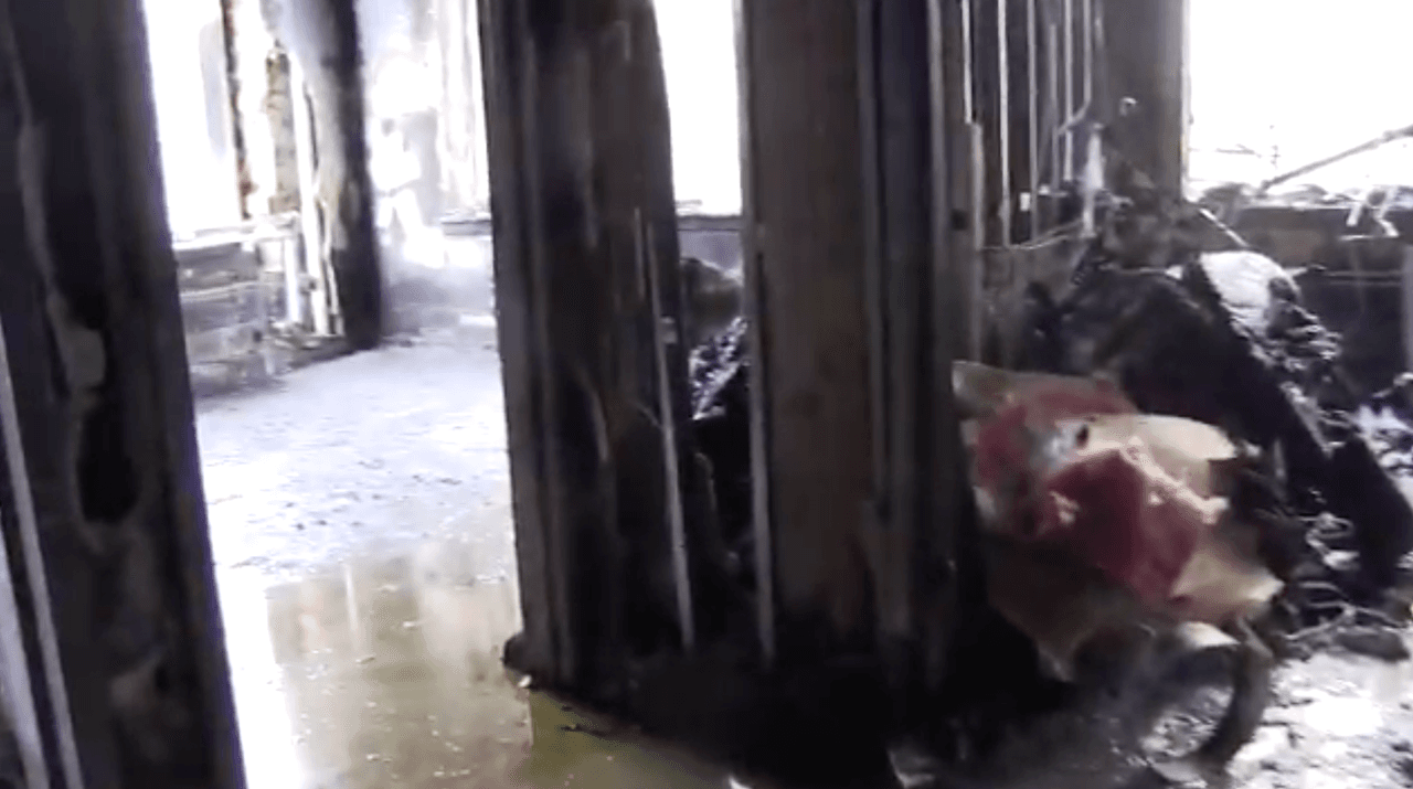 La mayoría de los residentes dormían en ese momento, y la tragedia no fue mayor porque muchos pudieron tocar las puertas de sus vecinos y escapar por las escaleras de incendios.