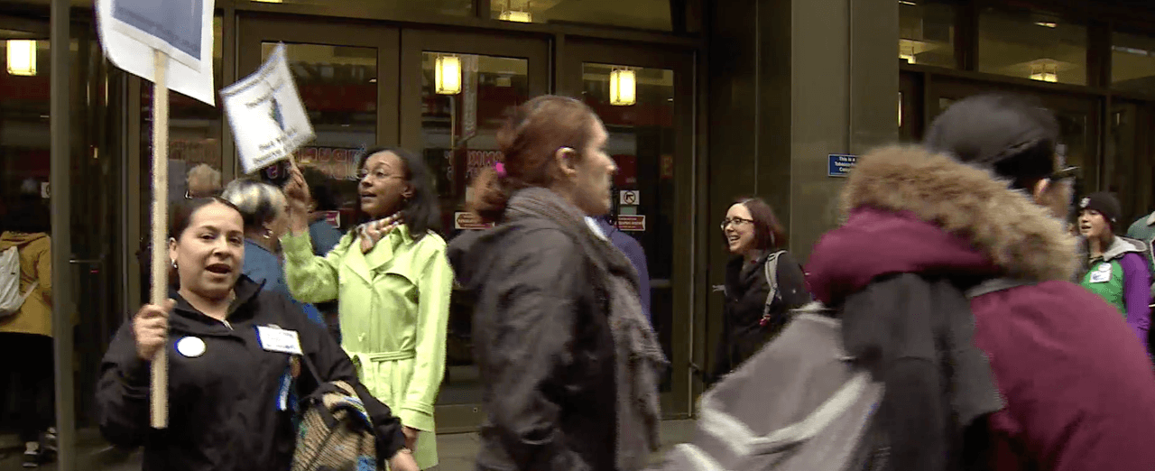 Trabajadores en los Colegios Comunitarios de Chicago inician huelga por falta de contrato y bajos salarios