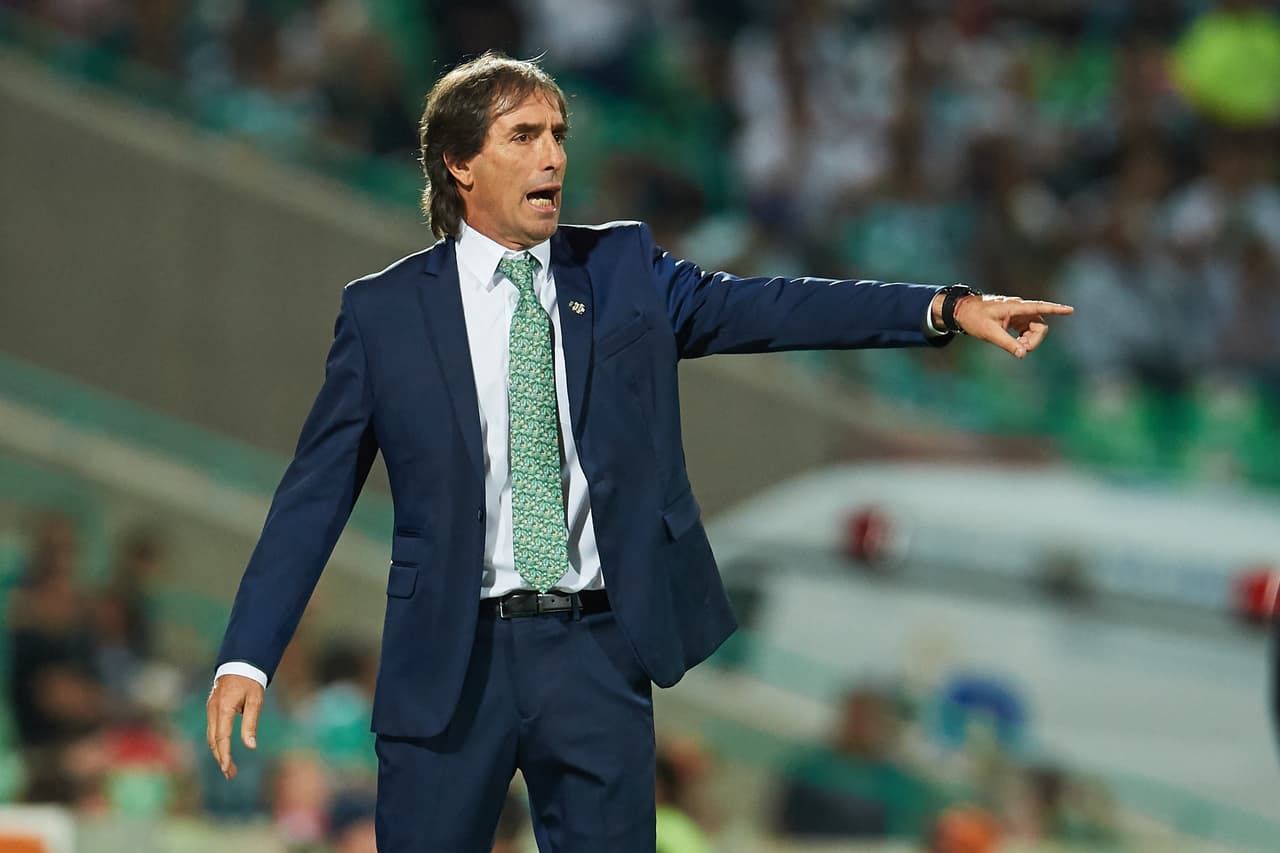 Guillermo Almada prioriza el aspecto defensivo en Santos