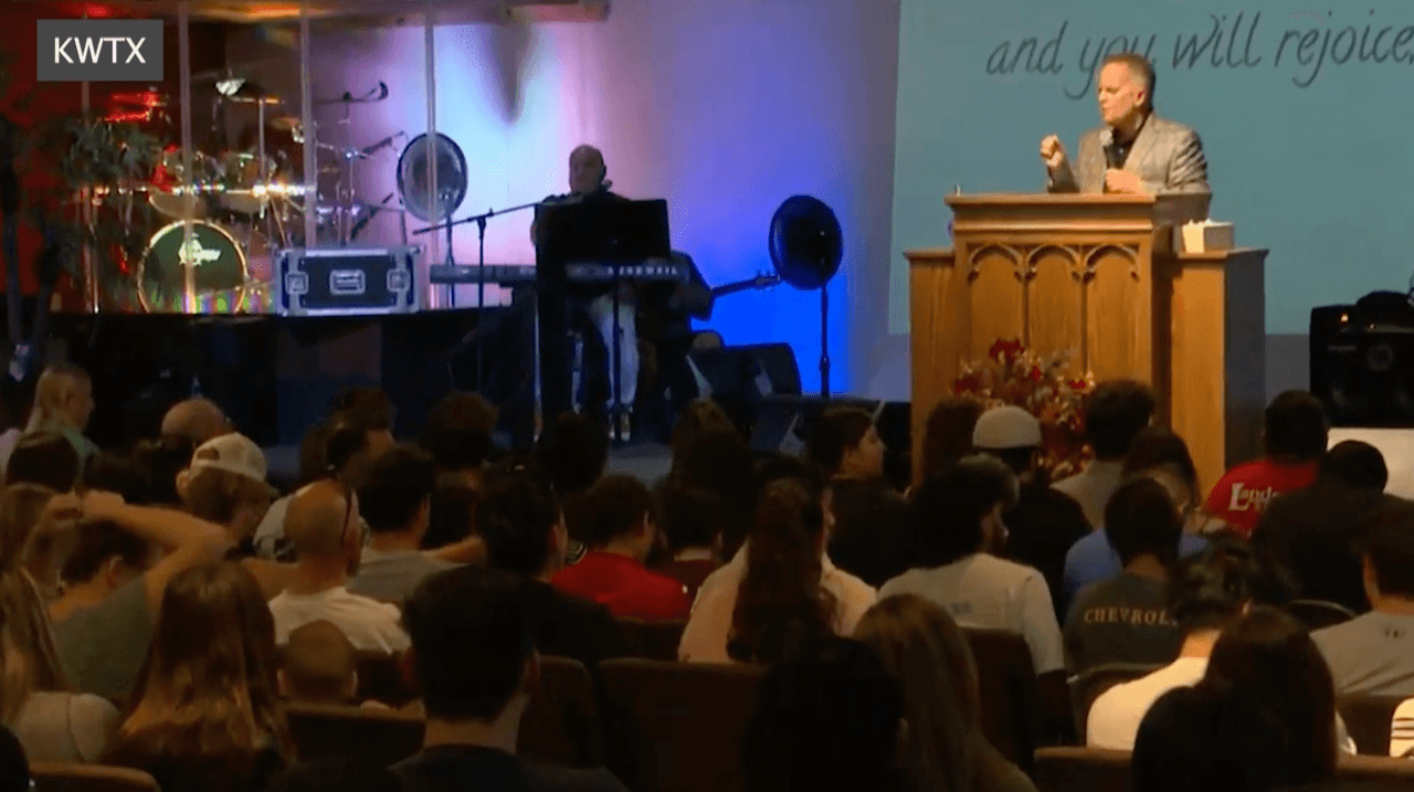 Las otras dos víctimas, una madre y una hija, de origen hispano no estaban relacionadas con el sospechoso.