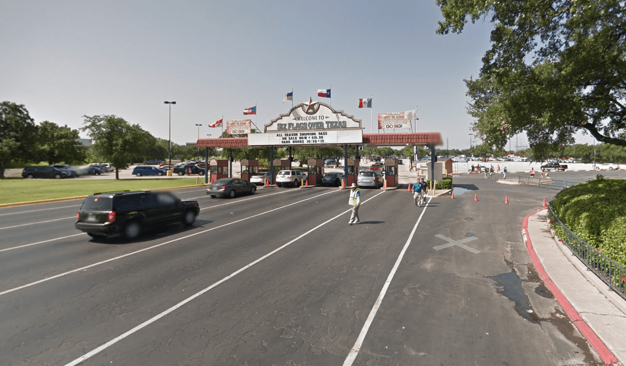 Six Flag pide a los clientes que hagan nuevas reservaciones a travez de su portal de internet.