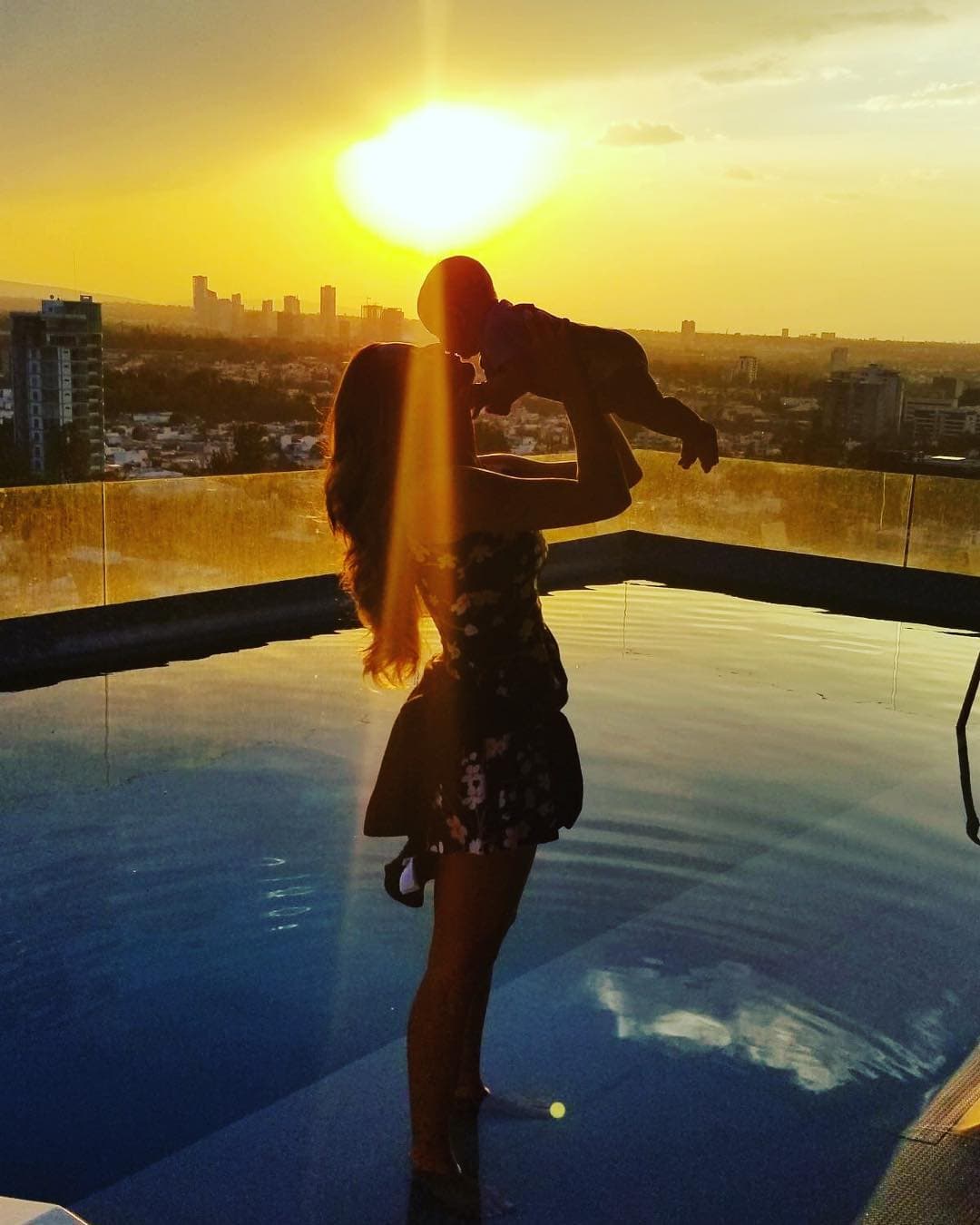 Por lo pronto
<b><a href="http://www.univision.com/temas/marjorie-de-sousa">Marjorie</a></b> tiene la patria potestad de su hijo, pero las cosas podrían cambiar si es que un juez dictamina lo contrario, pues según
<b><a href="http://www.univision.com/temas/julian-gil">Julián Gil</a></b> el interés de su exnovia es meramente económico.