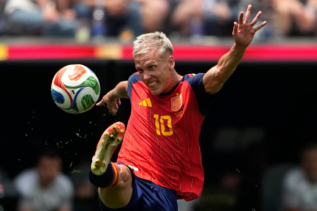 El español Dani Olmo golpea el balón durante el partido contra Bélgica
