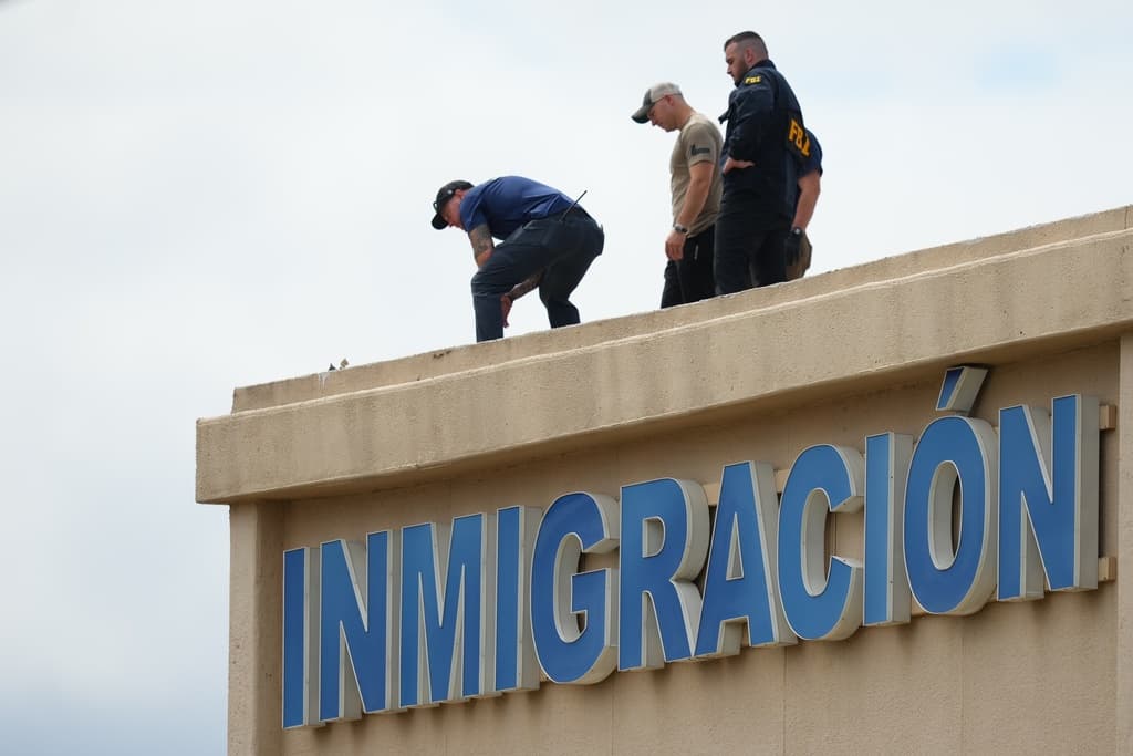 Al menos un inmigrante muerto y dos heridos en un tiroteo en un centro de ICE en Dallas