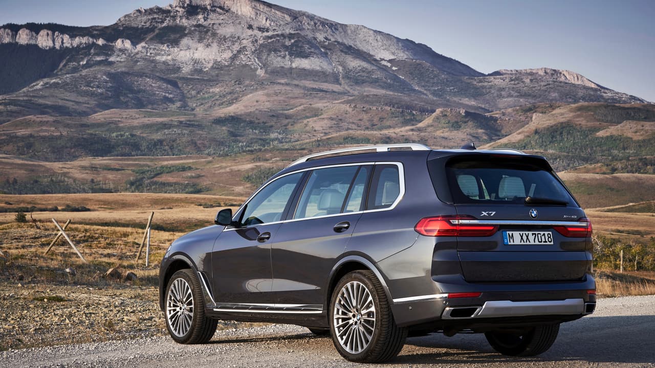 Todas las BMW X7 cuentan con el
<b>sistema de tracción integral xDrive de BMW</b> capaz de mandar todo el torque a las ruedas traseras. Los modelos de la X7 equipadas con el paquete de manejo dinámico, o con el paquete todoterreno, ambos opcionales, contarán con un diferencial de resbalamiento limitado controlado electrónicamente.