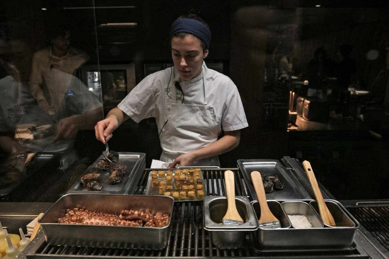 Un cocinero trabaja en la cocina del restaurante TUJU, en São Paulo, Brasil, el 16 de julio de 2026.