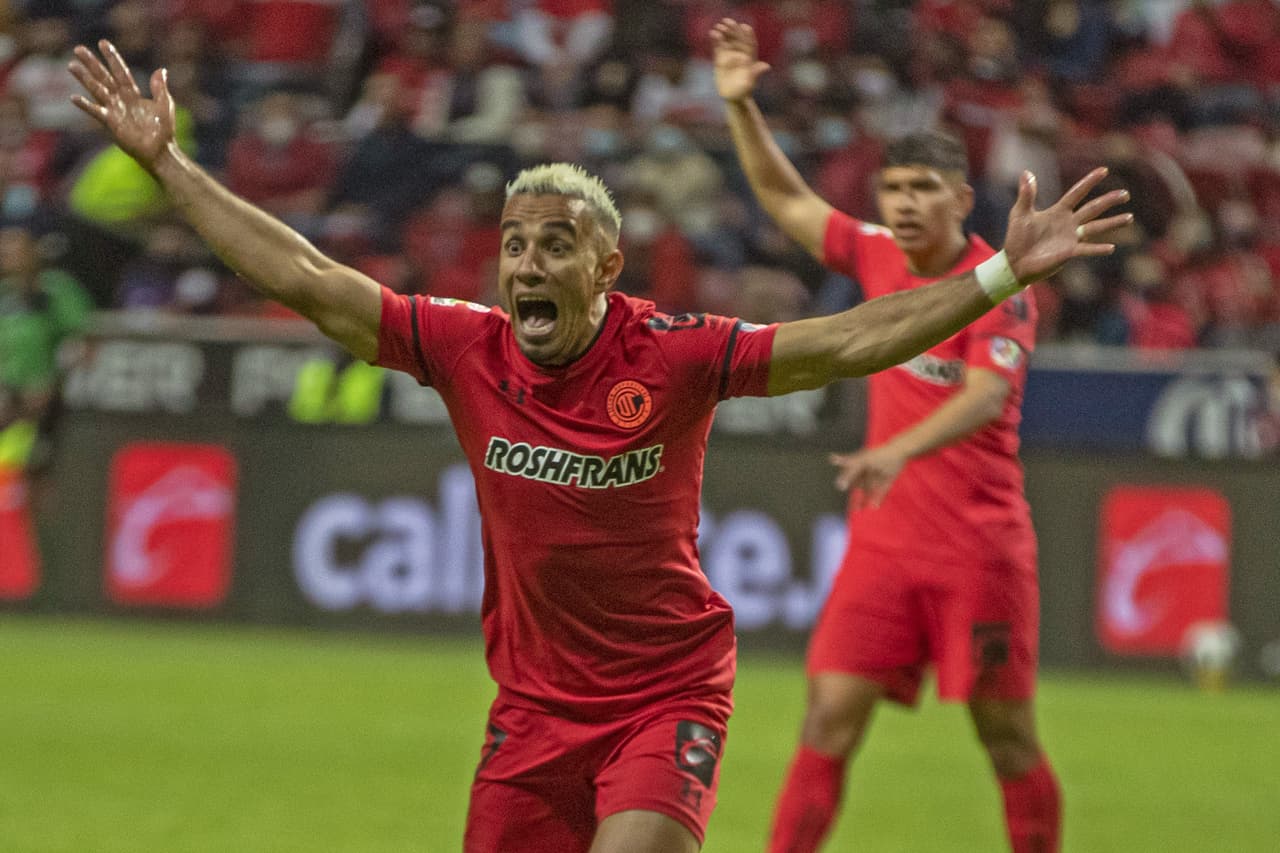 Un golazo de Marcel Ruíz, un autogol de Rivero y otro tanto de Montecinos fueron suficientes para ponerle número al marcador y sellar el juego de la Jornada 8 del Grita México C22, aunque el VAR le quitó un tanto a los Diablos Rojos en el primer tiempo.