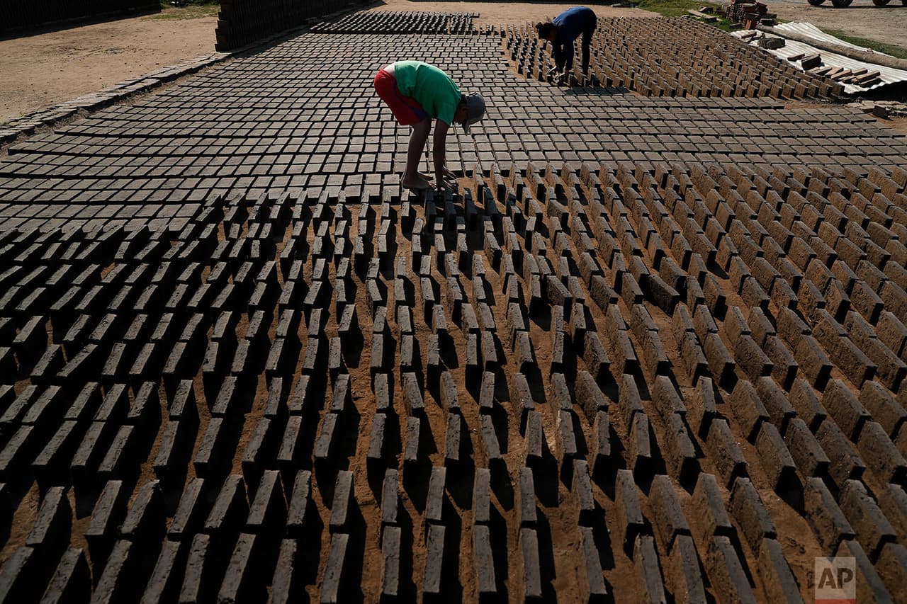 En
<a href="https://www.univision.com/temas/paraguay">Paraguay,</a> los niños de 12 a 14 años solo pueden realizar “tareas ligeras” en empresas familiares, mientras que los adolescentes de 15 a 17 años pueden realizar trabajos que no figuran en una lista de las 26
<b>“peores formas de trabajo infantil”, siempre que ya que no interfiere con su escolarización.</b> Sin embargo, la pandemia lo ha cambiado todo.
<br>
<br>Cristian, (en el centro), voltea ladrillos de arcilla mientras se secan al sol antes de colocarlos en un horno.
