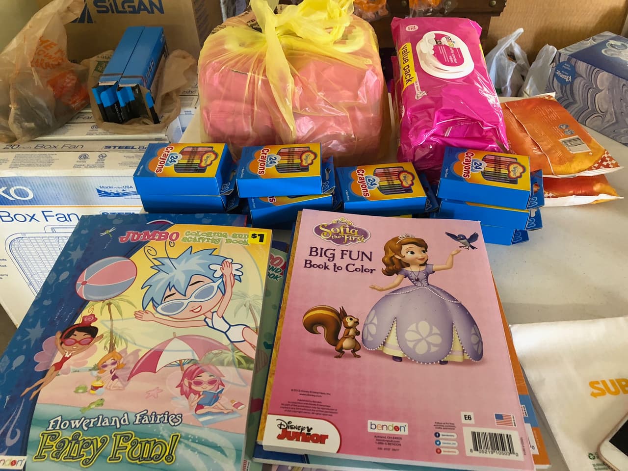 Organizaciones como LULAC ofrecieron pizza y otros alimentos a los afectados. También se donaron cuadernos de dibujos y colores para los niños.