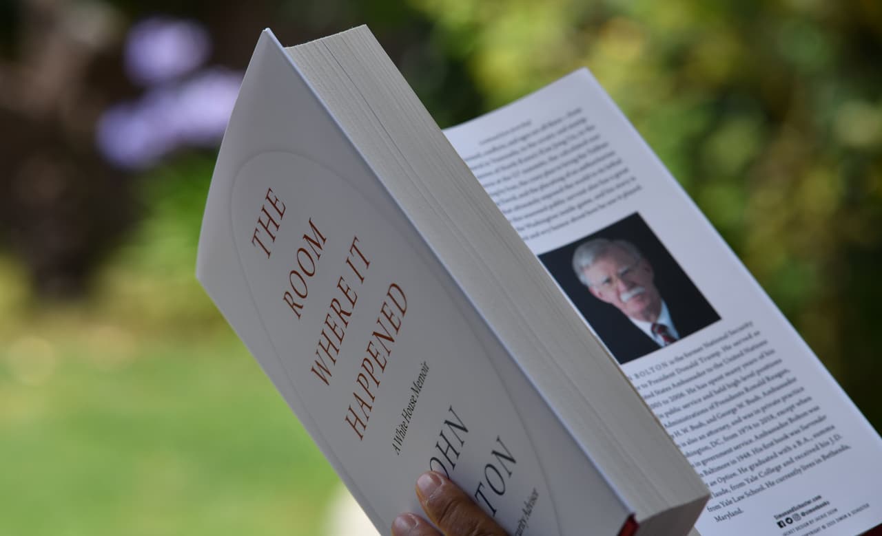 Trump ignoró primeras advertencias del coronavirus para no afectar acuerdos con China, dice John Bolton