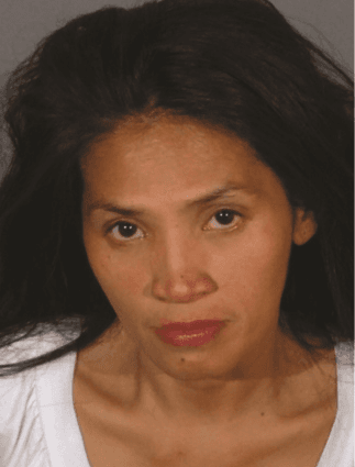 La mujer dejó dio a luz en un baño público y abandonó al bebé.