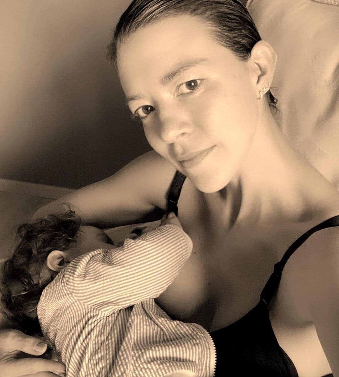 Pero con casi el doble de corazones, más de 600 mil, la mejor publicación de este año para sus seguidores fue el 19 de julio donde dedicó unas fotos amamantando a Liam y un texto por sus 7 meses y el proceso que estuvo pasando por la lactancia.