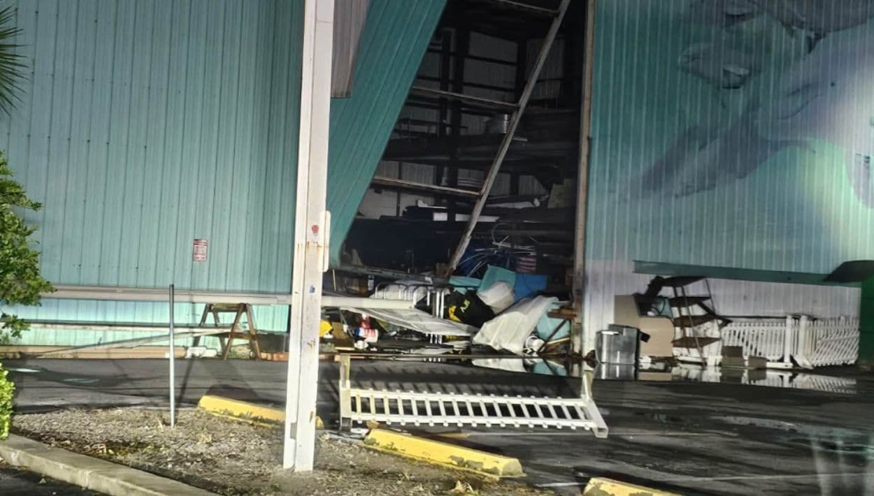 Una bodega sufrió daños en el noroeste de Florida, donde los fuertes vientos arrancaron letreros y fachadas, además dañaron techos de negocios.