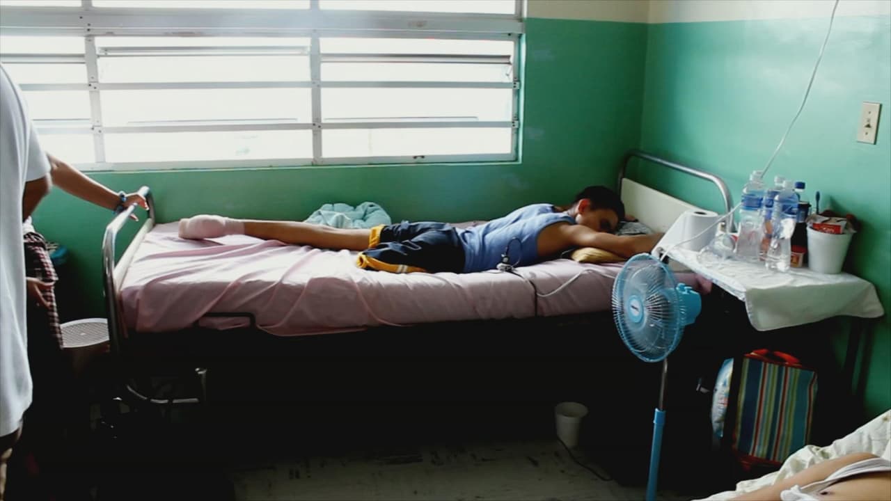 Andrés permaneció dos días en coma, luchando por su vida. Su delicado estado no evitó la deportación. Aquí y Ahora viajó hasta San Pedro Sula y así lo encontramos, en el Hospital Catarino Rivas.