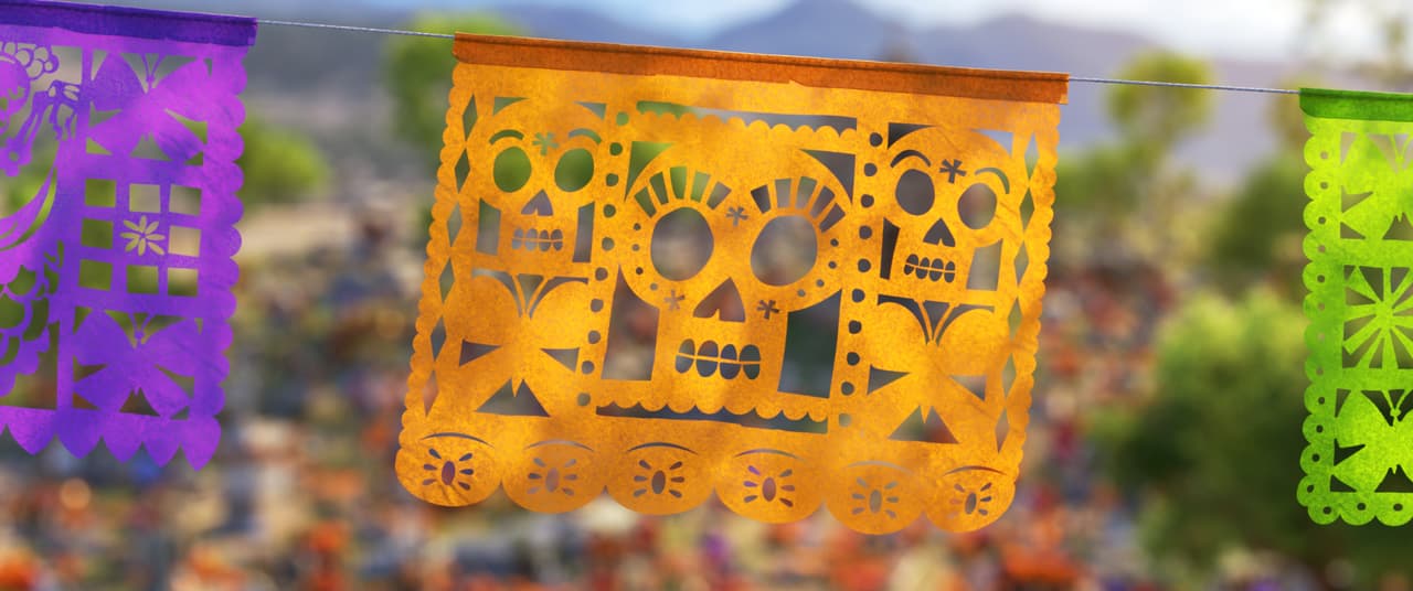 Al inicio de la película, el papel picado sirve para presentar, desde la tradición mexicana, algo de la historia que vamos a ver.
