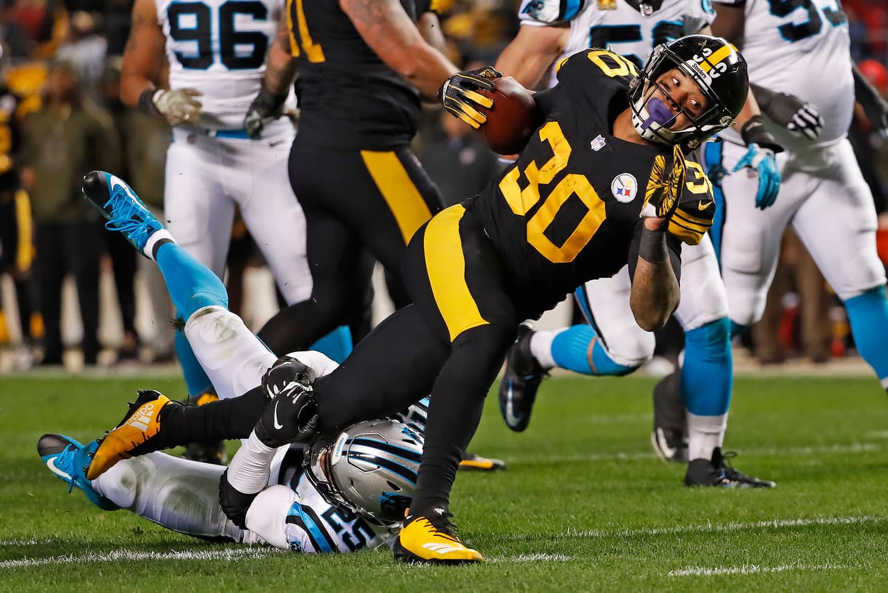 Con 4:35 restando en el primer cuarto James Conner tuvo un acarreo de dos yardas para seguir vapuleando a los Panthers. Pittsburg ya ganaba 21-7, eran un torbellino los Steelers.