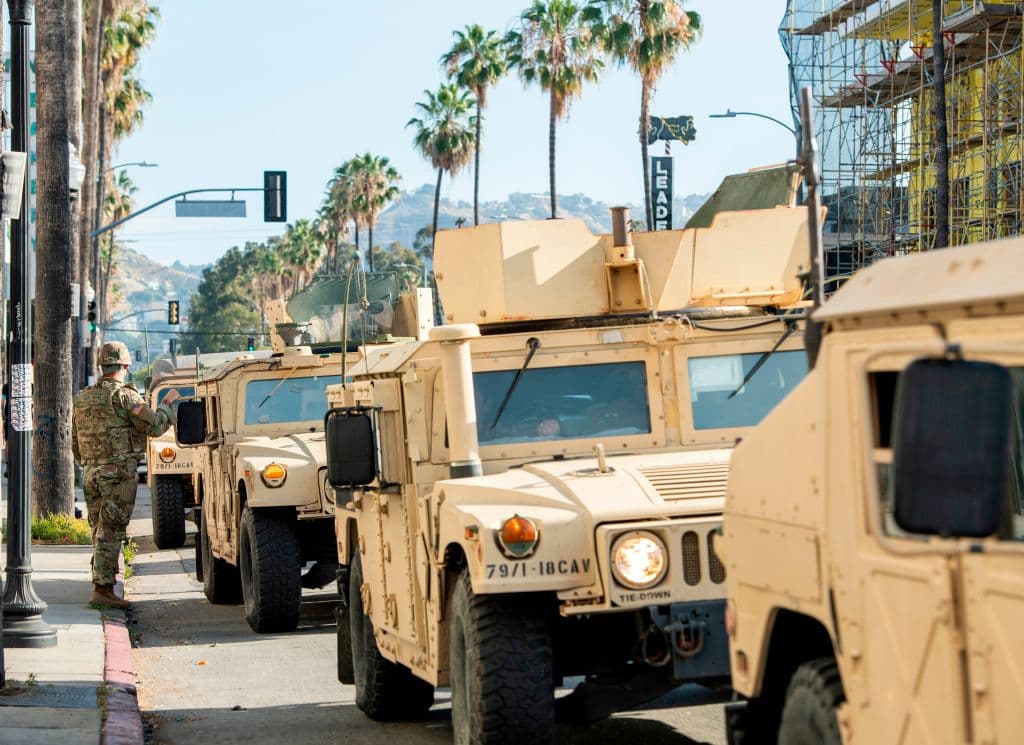 Efectivos de la Guardia Nacional en la Avendia Fairfax en Los Angeles, California el domingo 31 de mayo de 2020.