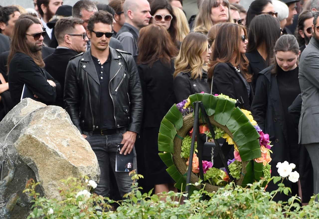 James Franco, se quedó un buen ranto rindiendo honores, al recuerdo de Chris Cornell.